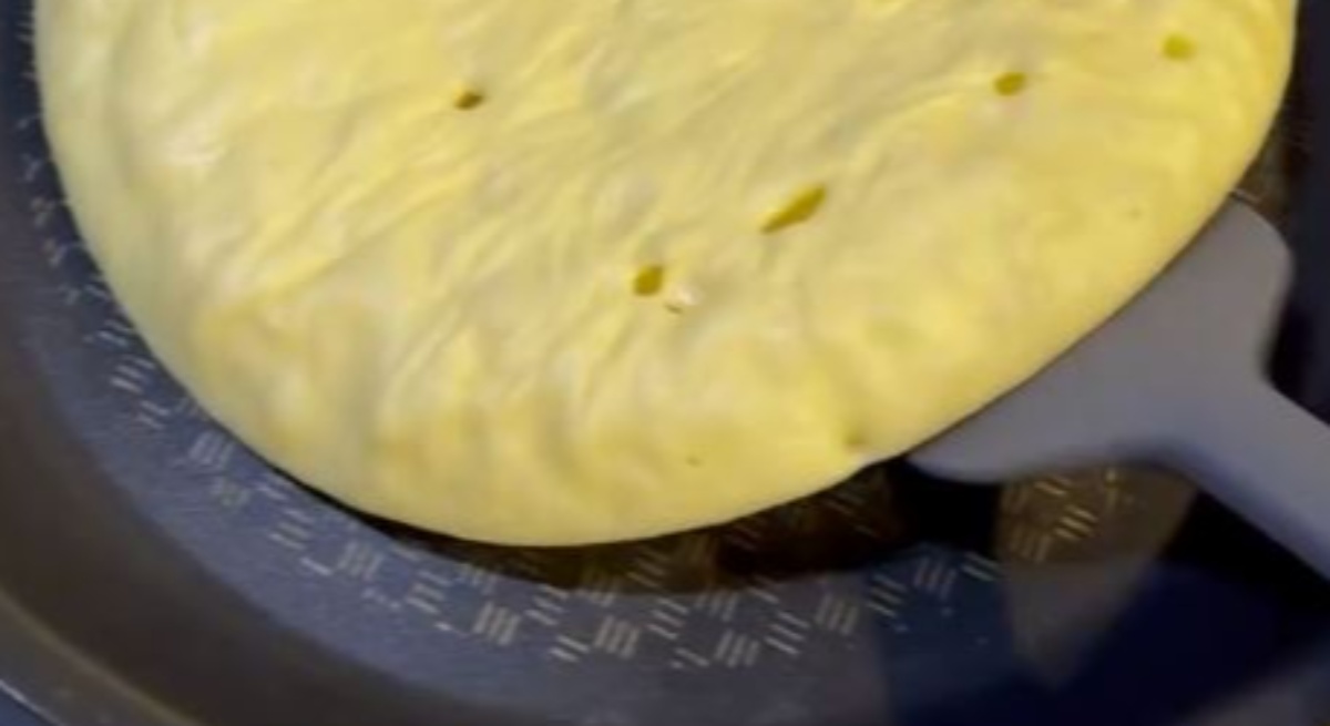 朝食にホットケーキを焼いていたら……　ひっくり返した瞬間の光景に「どうやってるんですか」「凄いです」の声（1/3） | ライフスタイル ねとらぼ