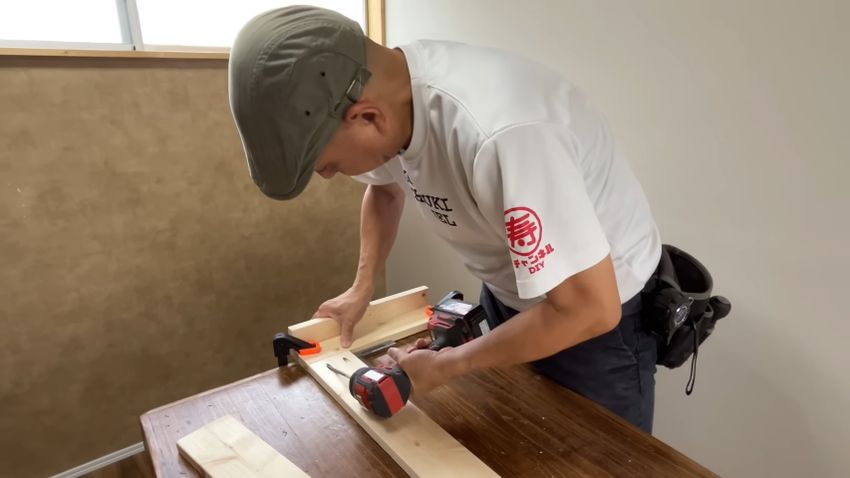 L字パーツとポケットホール付きの1x4材をつなぎ合わせる