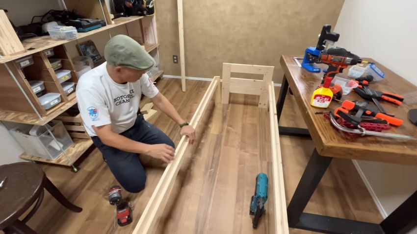 土台を付けた前フレームと、脚パーツを両端に付けた後ろフレーム