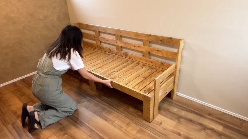 塗装が終わり完成したスライド式ソファベッド