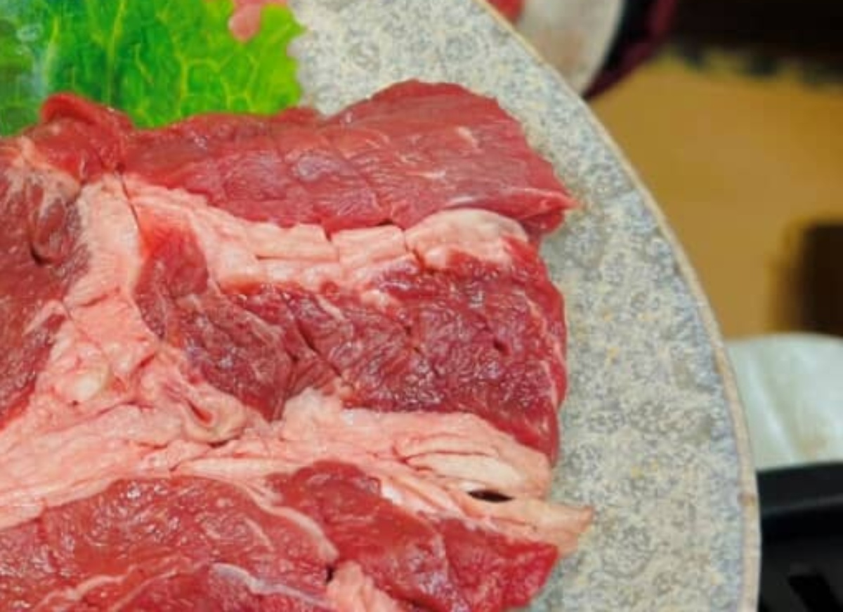 スーパーで半額だった肉→“高級肉に見える”ライフハックが最高　「ブッ刺さりましたw」「今度やろうwwww」爆笑必至のアイデアが話題（1/3） | ライフハック ねとらぼ