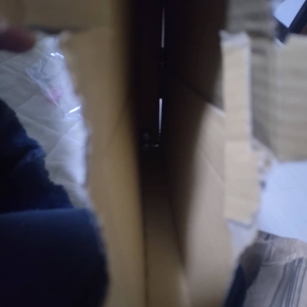 横から開けて中をのぞいてみる……空っぽ？