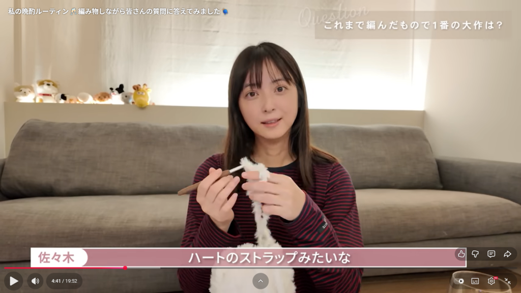 編み物をしながら話す佐々木希