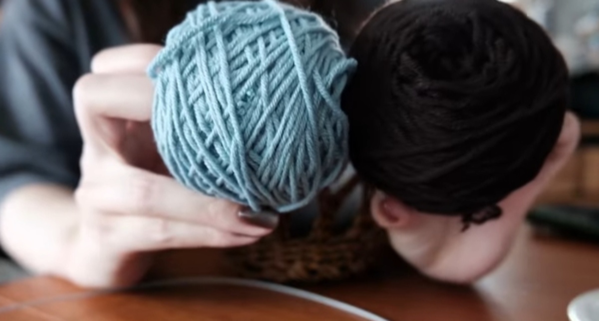 1児のママが、青色と茶色の毛糸を編んでいくと……　おしゃれなお出かけアイテムの完成品に「すごすぎる」「配色が素敵だ～！」（1/3） | 編み物 ねとらぼ