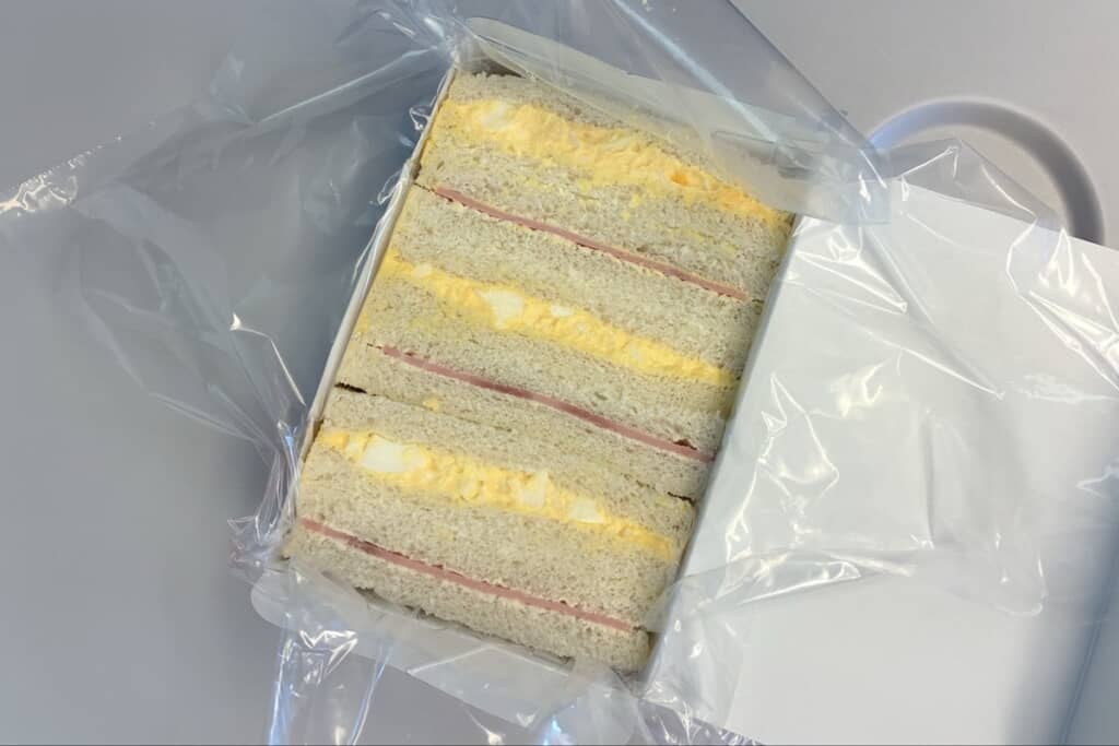 卵やハムを挟んでいる東海軒のサンドイッチ