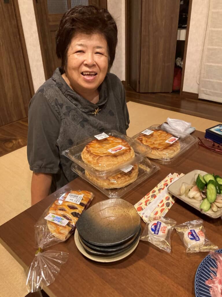 笑顔の義母の目の前には1人1ホールのアップルパイ!!!!