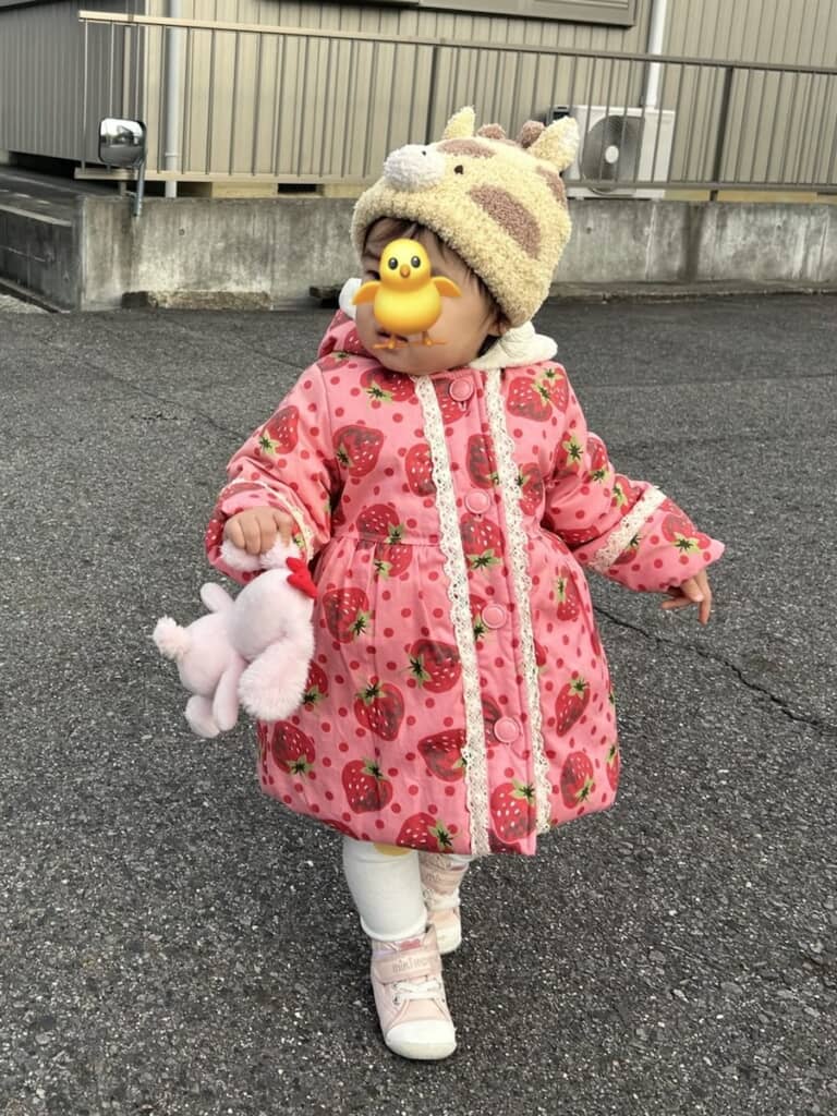 イチゴの模様がかわいいコート！　レースも付いてまるでお姫様のようです（画像提供：み／@pppppleoさん）