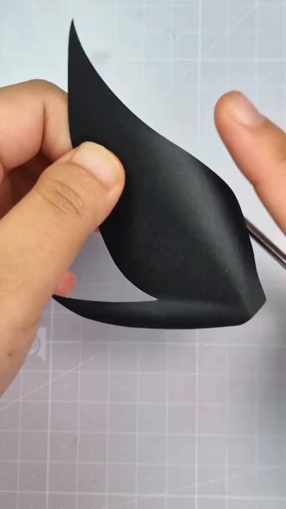 髪はいくつものパーツから構成。それぞれ丸めて立体的に表現している