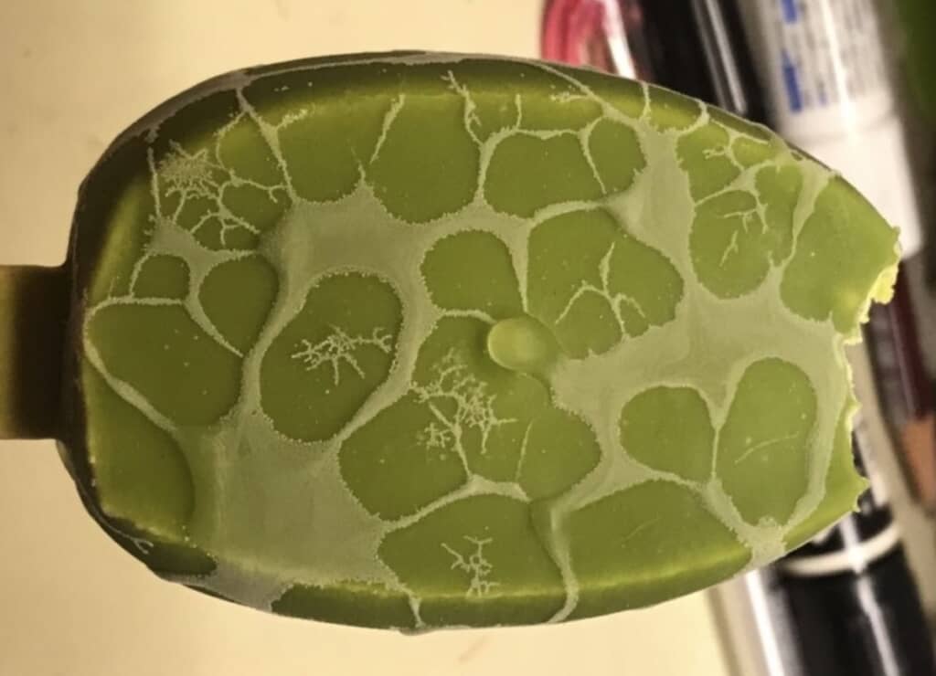 水で洗った抹茶パルムに浮かぶ、網目状の美しい模様