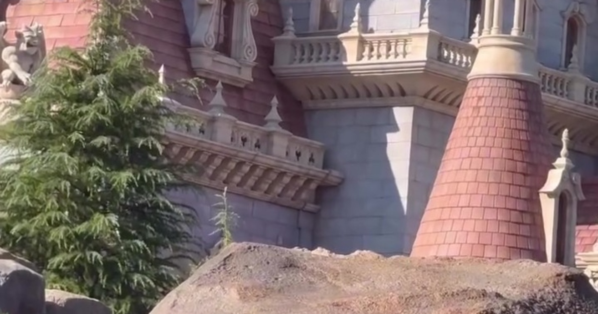 ディズニーランドで『美女と野獣』の城をじっくり見てみると……　まさかの風景に「ほんとや！」「よく見つけましたね！」（1/3） | ディズニー ねとらぼ