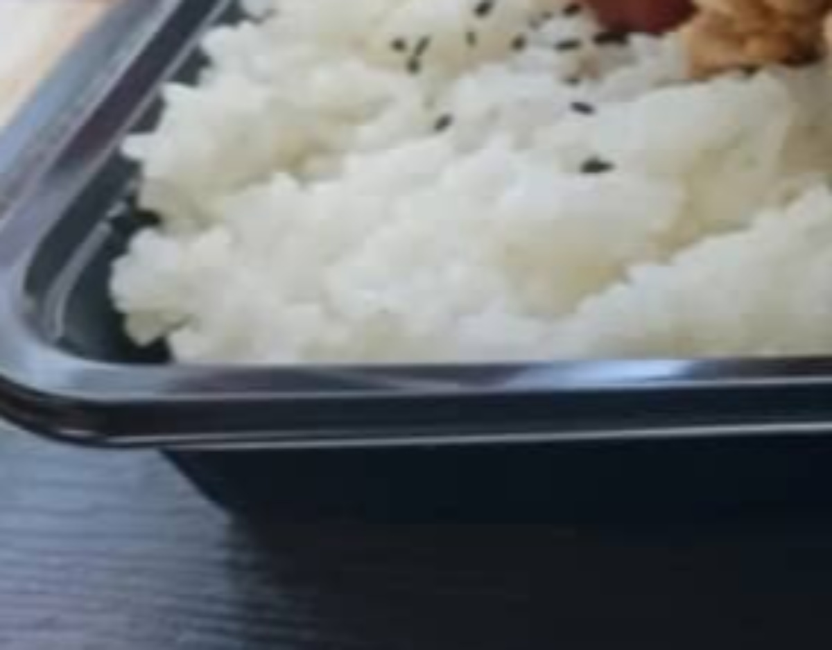 唐揚げ好きな男性が手にしたお弁当、よく見ると……　目を疑う中身に「主張が激しい」「遠近感狂うなこれ」（1/3） | ライフスタイル ねとらぼ