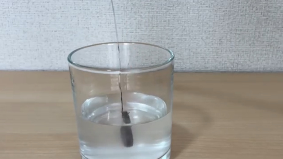 真っ赤になるまで焼いた指輪をホウ砂水溶液に入れます