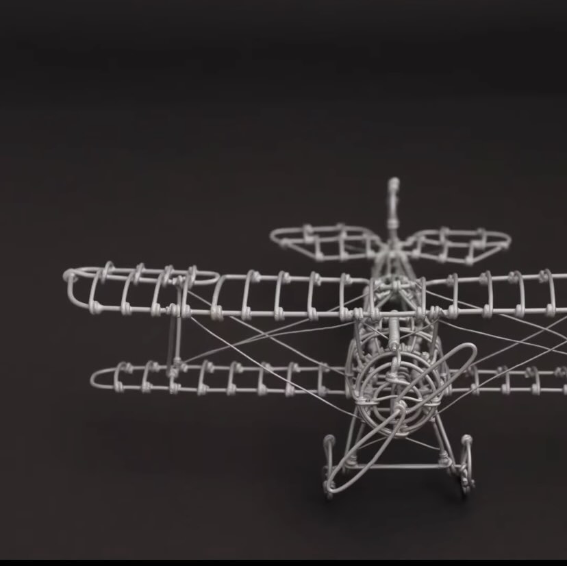 エンジン部など、細かいところまで作り込まれた複葉機