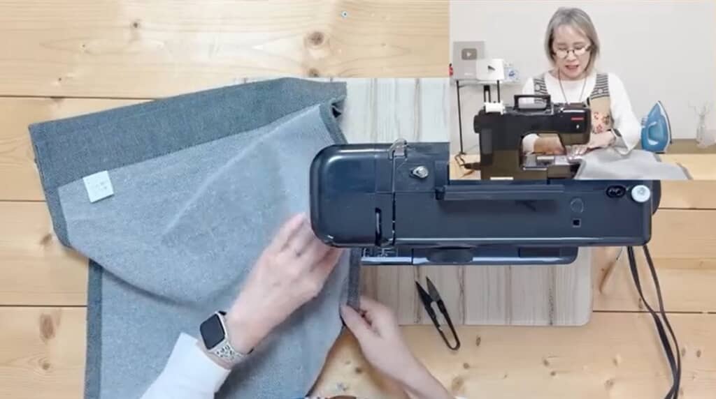 2枚のクロスを中表に合わせてミシンをかけます