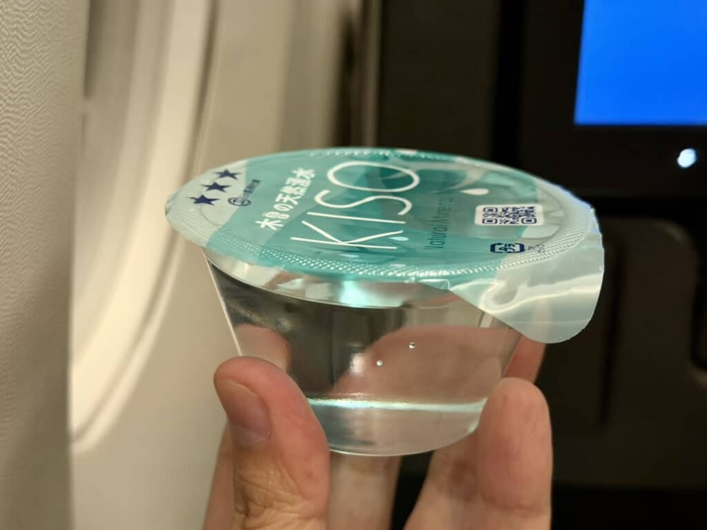 シンガポール航空の機内食によく付いてくる「木曽の天然湧水KISO カップウォーター」