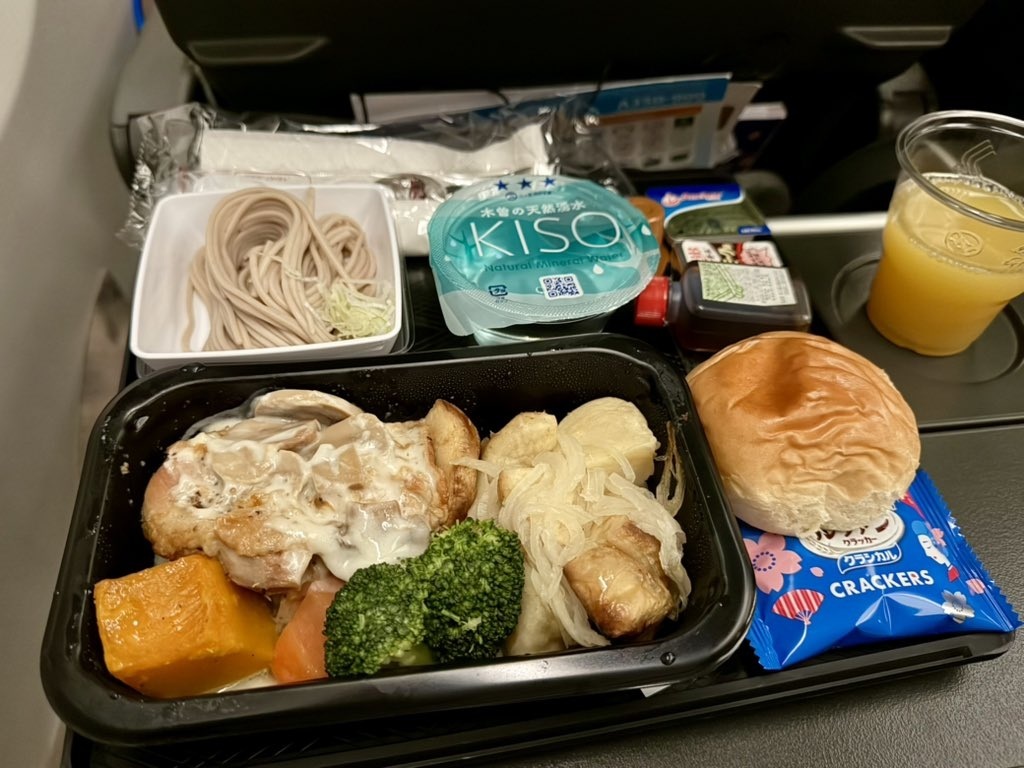 鶏肉のローストやマッシュルームのクリームソース、カボチャ、日本のそばと一緒に提供された「木曽の天然湧水KISO カップウォーター」