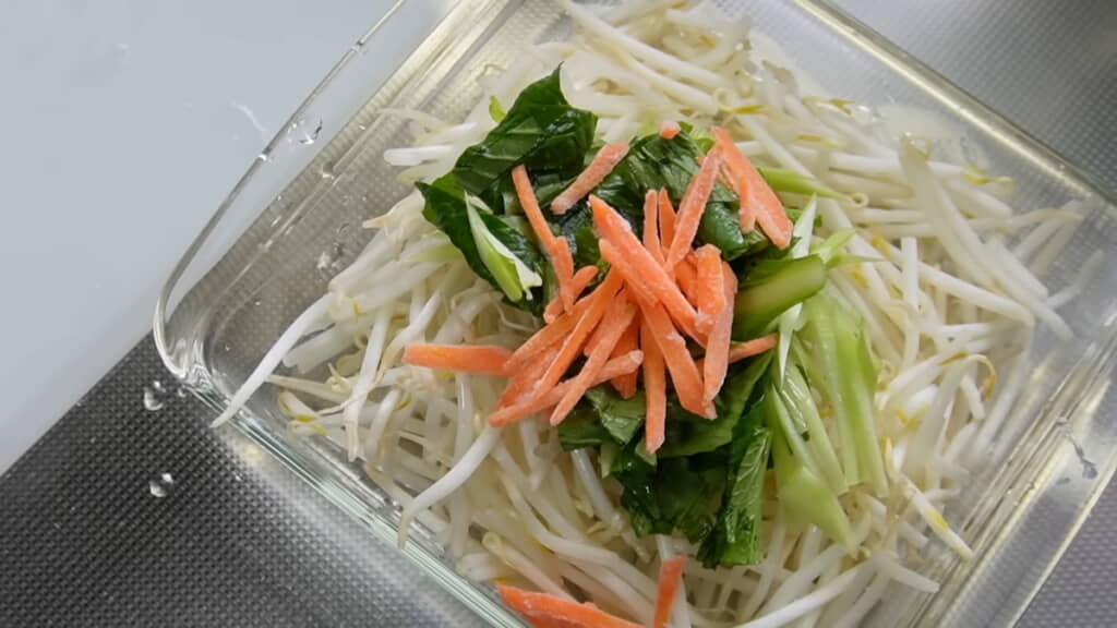 野菜を耐熱容器に並べる