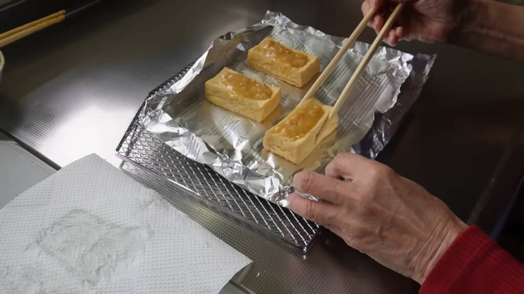 味噌ダレを乗せた厚揚げをオーブントースターへ
