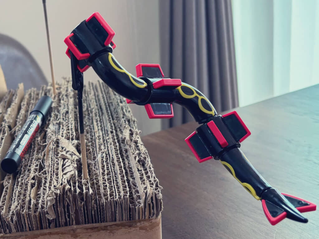 通常版ではオレンジの部分も、黒いレックウザの設定通りバイオレットに塗り替えている