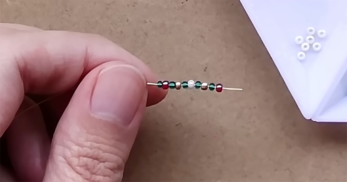 極小ビーズを通したワイヤー→くるくる巻くと……　クリスマスを感じる完成品に「子どもも大喜び」「作ってみたい」（1/3） | ハンドメイド ねとらぼ