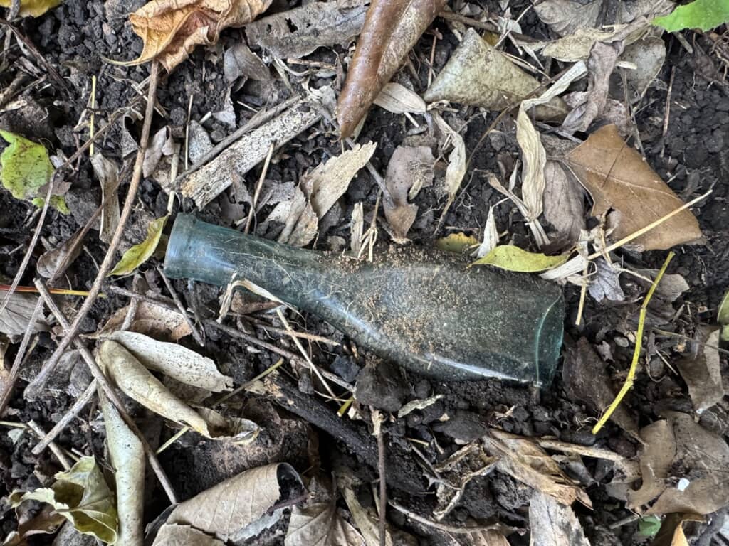 地面から出てきた完品の瓶