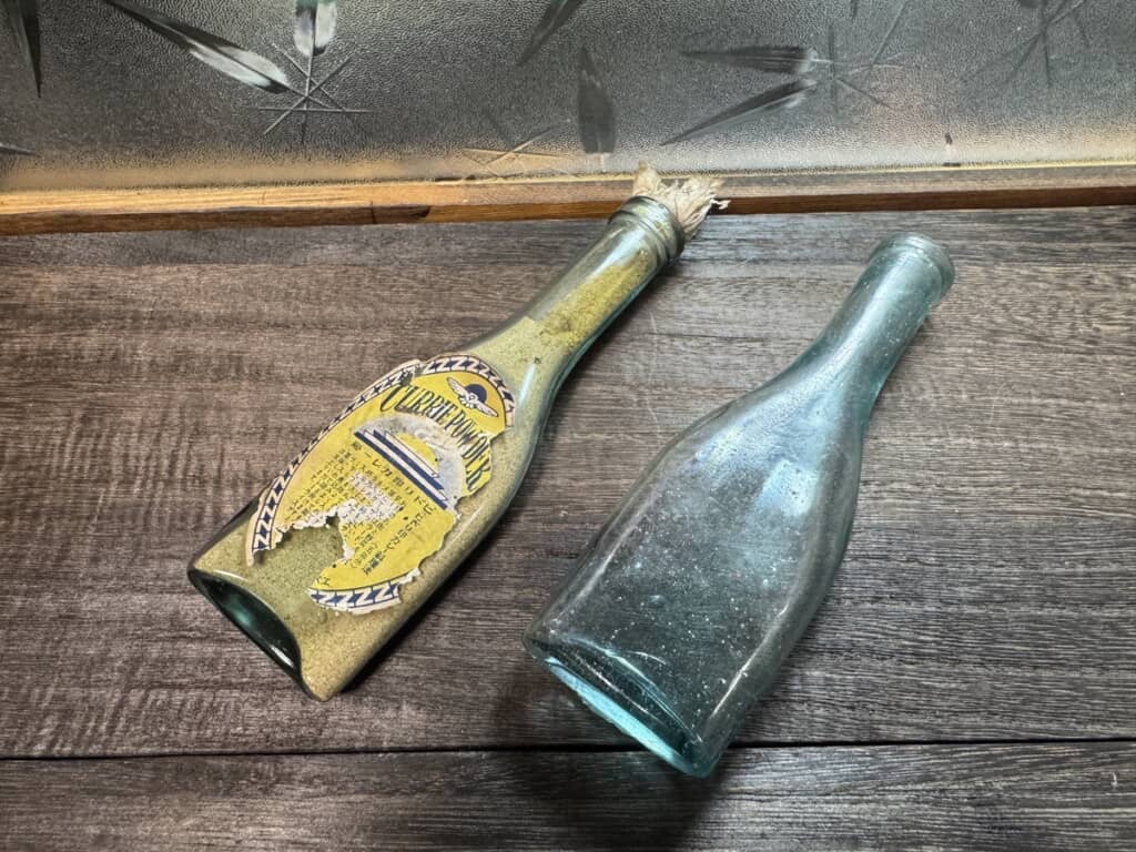 見つけた瓶とコレクションのヒドリ印カレー粉用瓶