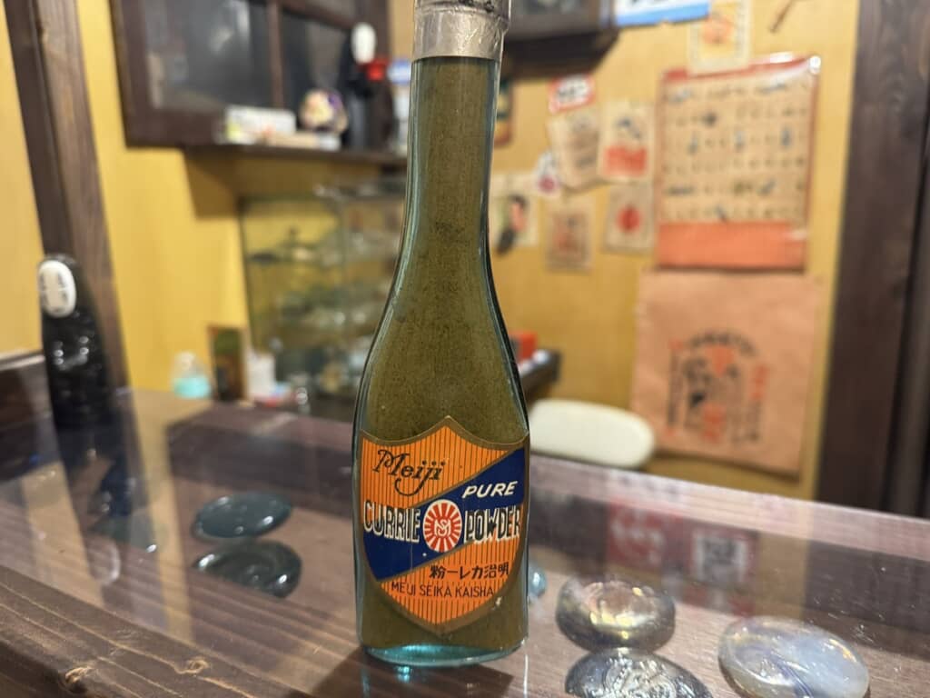 比較対象として投稿者が撮影した明治製菓のカレー粉瓶