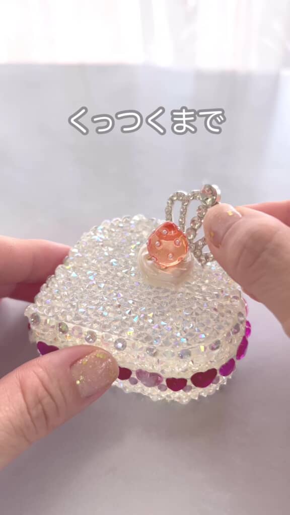 クラウンパーツを固定している様子