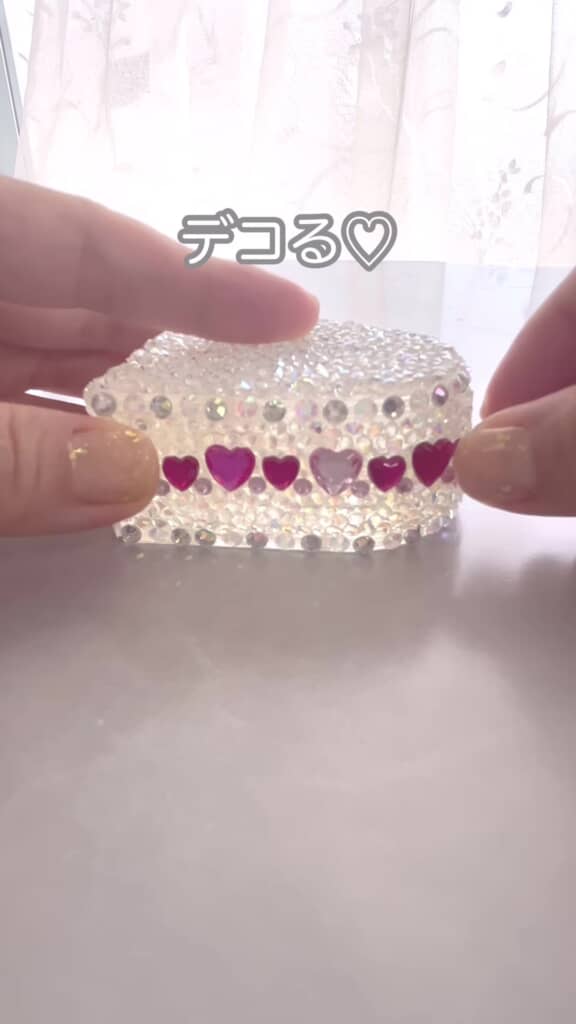 側面や隙間をデコる様子