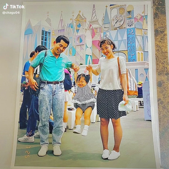 1992年の家族写真。ぶらさがって楽しそうなチャグさん！
