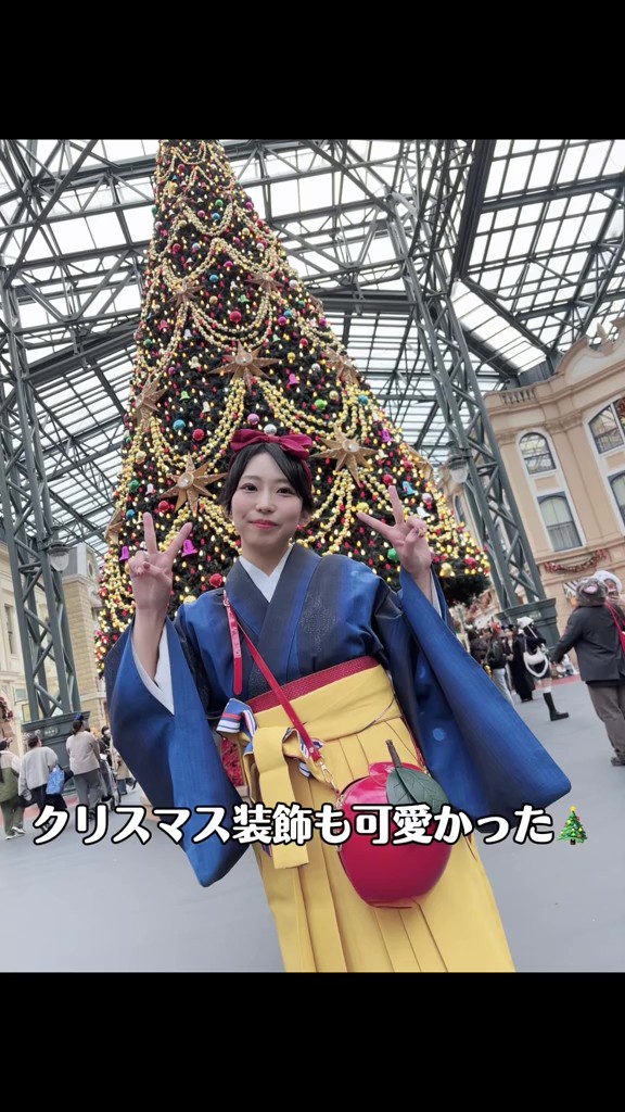 クリスマスツリーの前でもパシャリ