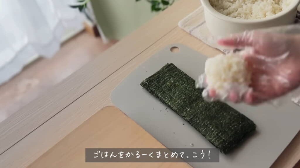 軽く丸めたごはんを