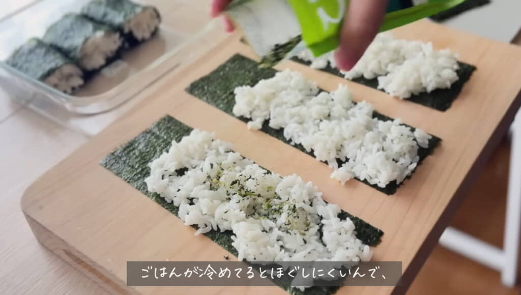 広げたごはんにふりかけをパラパラ
