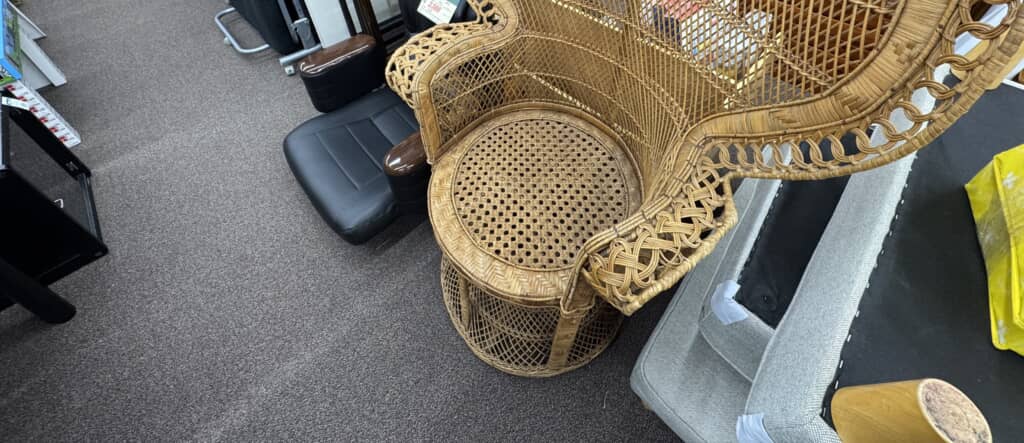 カーペットの上に置かれている大型ラタンチェアの座面