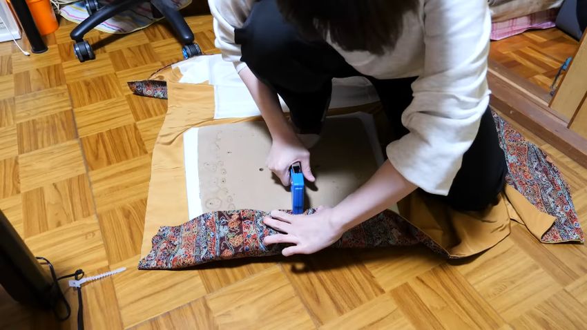 座面の裏側に着物を固定