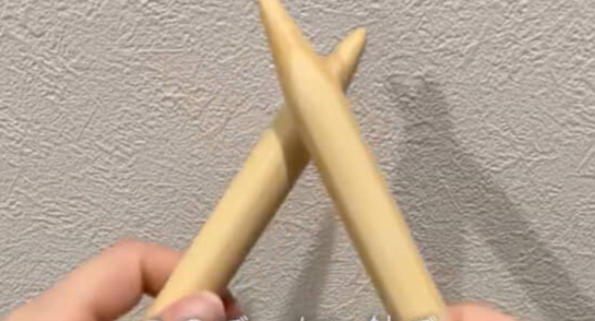 孫がおじいちゃんのため、でっかい針でふわふわの毛糸を編んでいくと……　完成したアイテムに「才能すごすぎる」「ゴージャス！」（1/3） | 編み物 ねとらぼ