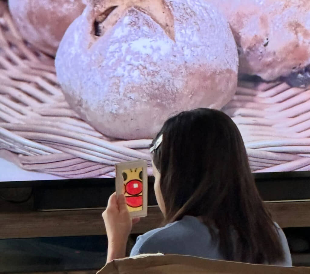 映り込みによって、アンパンに変身中かのような光景に（！）