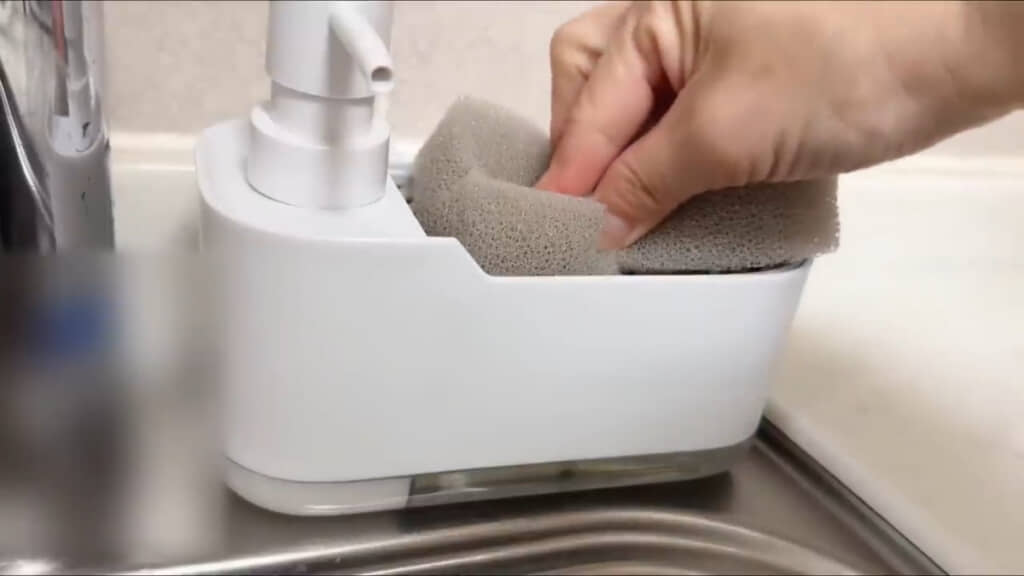 スポンジでトレーを押して洗剤を付ける様子