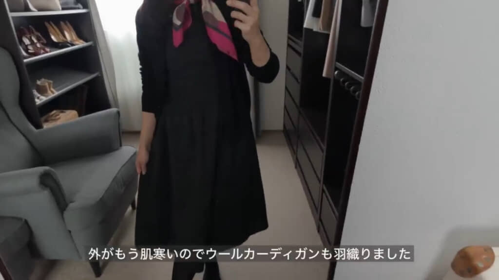カーディガンを羽織ってシルクスカーフを巻いた様子