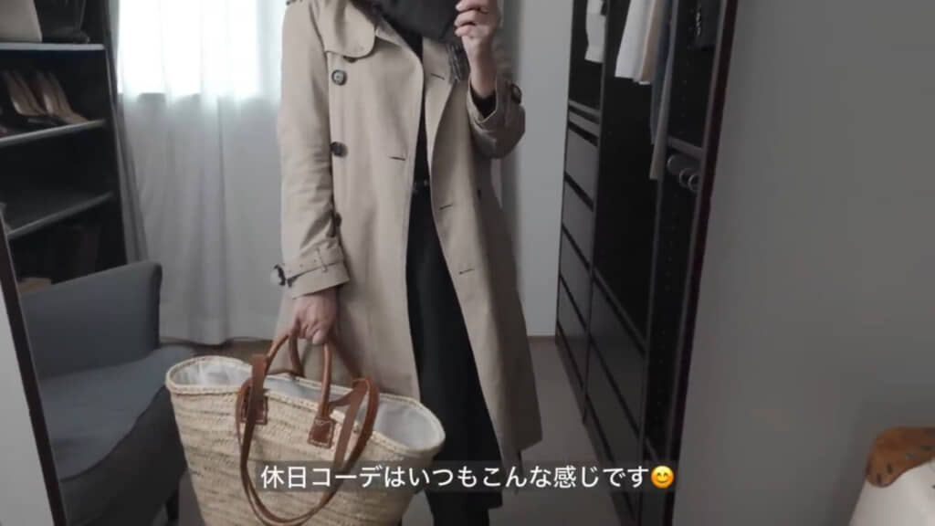 トレンチコートを羽織り、かごバッグを持って買い出しへ！