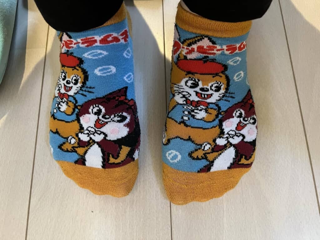 いろいろなお菓子の靴下を持っている投稿者