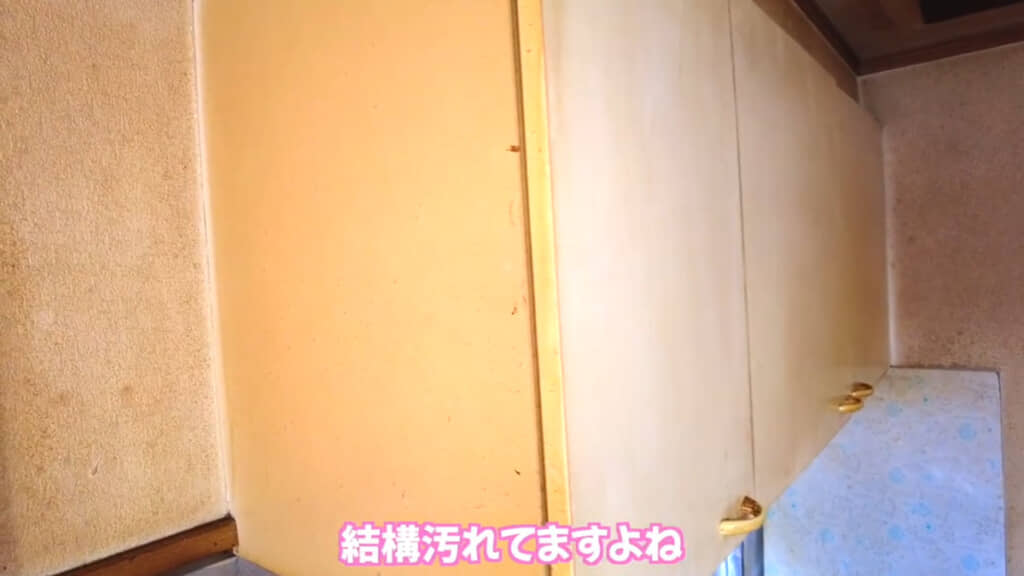 全体的に黄ばんでしまったウォールキャビネット