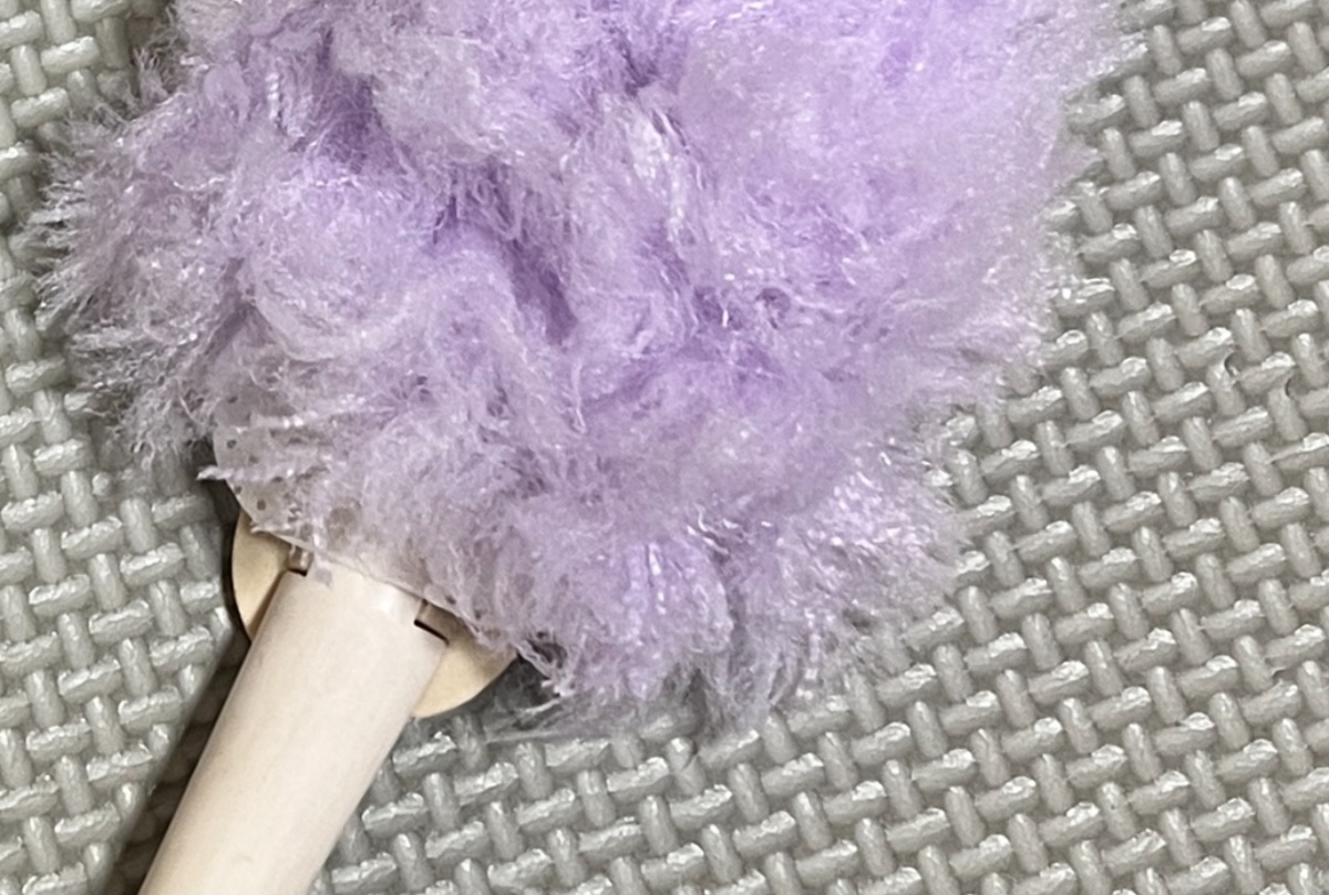 ハンディモップに“キッチン用品”をかぶせるだけで……　970万表示の目からウロコのお掃除ハックに「ズボラなわたしにピッタリ！」「これは革命」（1/3） | ライフハック ねとらぼ