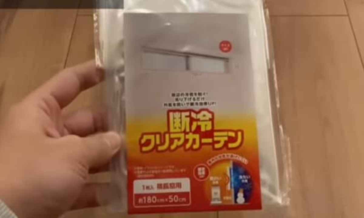 寒すぎる冬の脱衣所、窓にセリアのビニールカーテンをペタッと貼るだけで……　驚きの結果が話題（1/3） | ライフスタイル ねとらぼ
