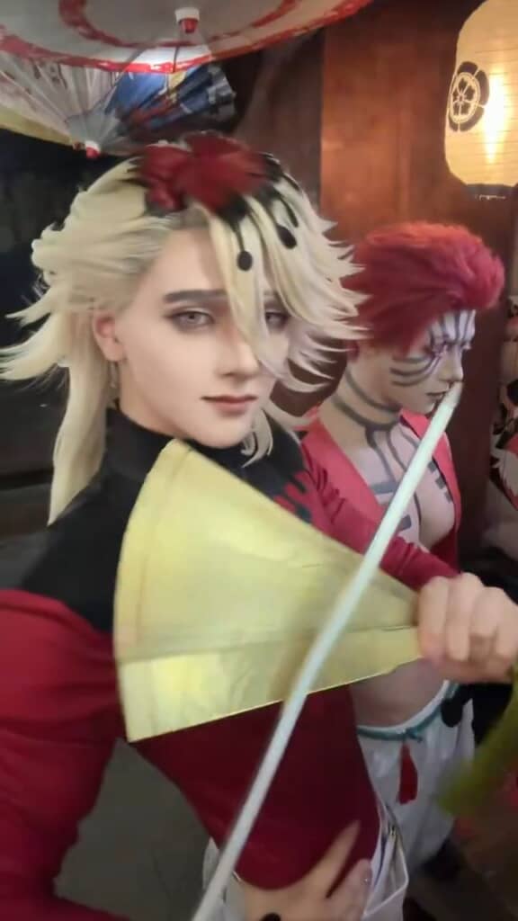 涼しい顔で剣を受け流す童磨