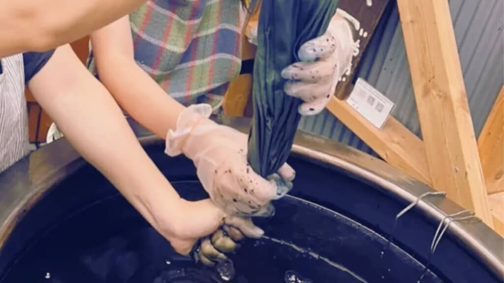 自分で染めた藍染布に