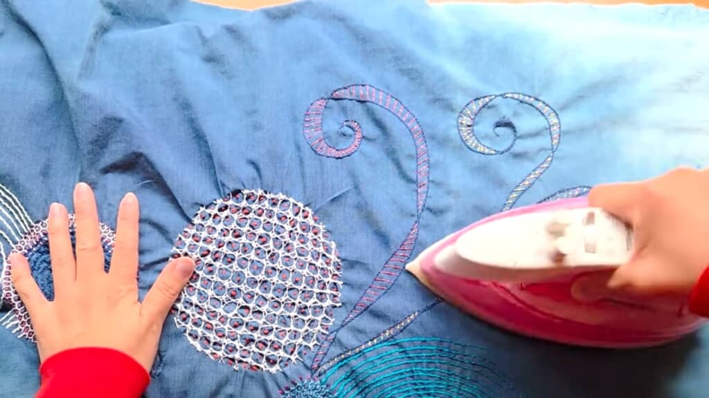 四隅につる草模様を加えると