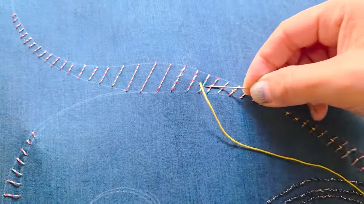 巨大な藍染めの布に“2年”かけて刺しゅうしていくと……　「わぁ、綺麗」思わず息をのむ圧巻の作品に反響（1/3） | ハンドメイド ねとらぼ