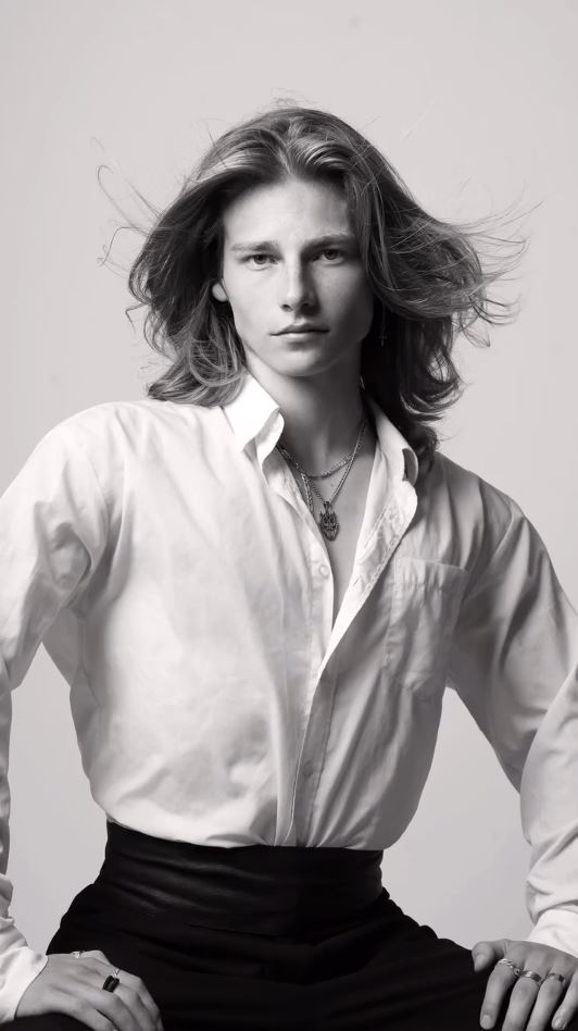 現在はロングヘアが似合うモデルに！