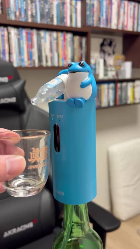 カエルがお酒を注ぎ始める瞬間